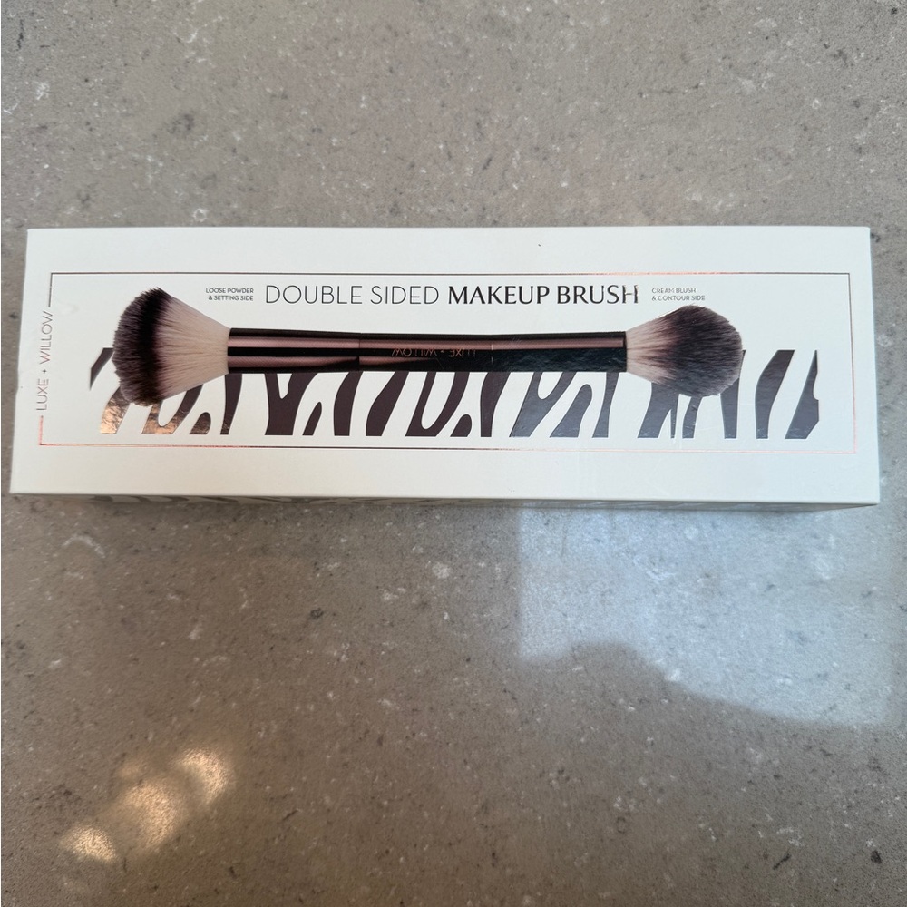 NWT Double Sided Makeup Brush: combines 2 tools for flawless face! Fluffy & soft